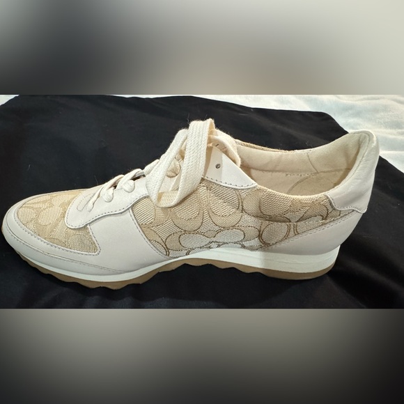 Like new – authentic coach athletic shoes, white size 9 - Picture 10 of 10